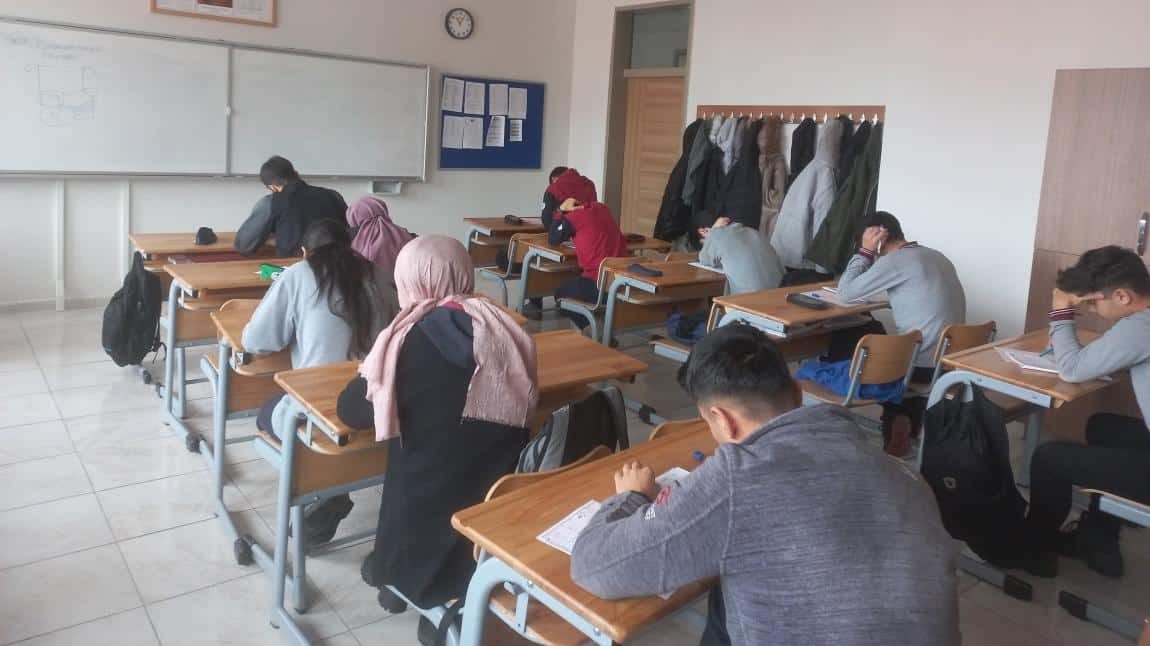 Okulumuz 12. Sınıf Öğrencilerine Deneme Sınavı Yapıldı 